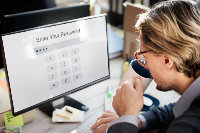 férfi megadja az online banki jelszavát